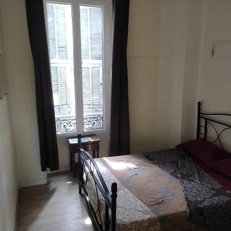 Lyonnais Hostel *